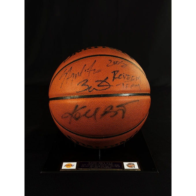 Kobe Bryant, Dwyane Wade e Carmelo Anthony Autógrafos - Bola de Basquetebol.