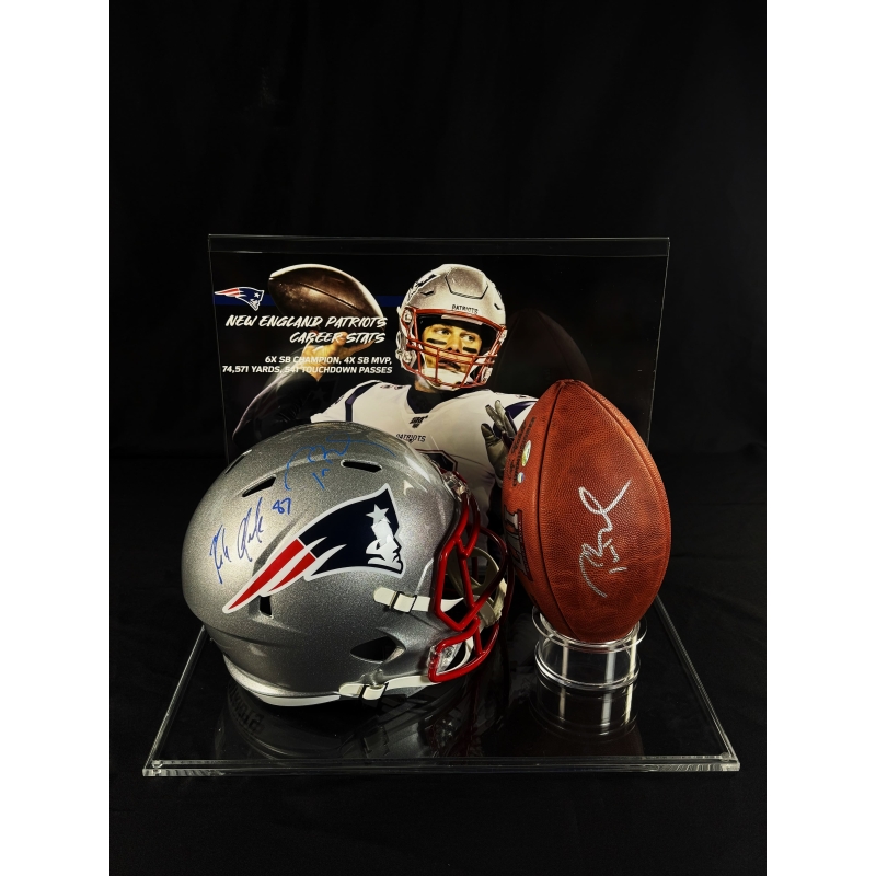 Capacete autografado por Tom Brady e Rob Gronkowski.