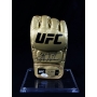Khabib Nurmagomedov o "Eagle" Autógrafo em Luva de MMA.