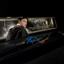 Varinha iluminada autografada por Daniel Radcliffe