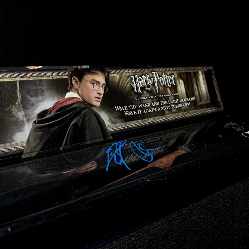 Varinha iluminada autografada por Daniel Radcliffe