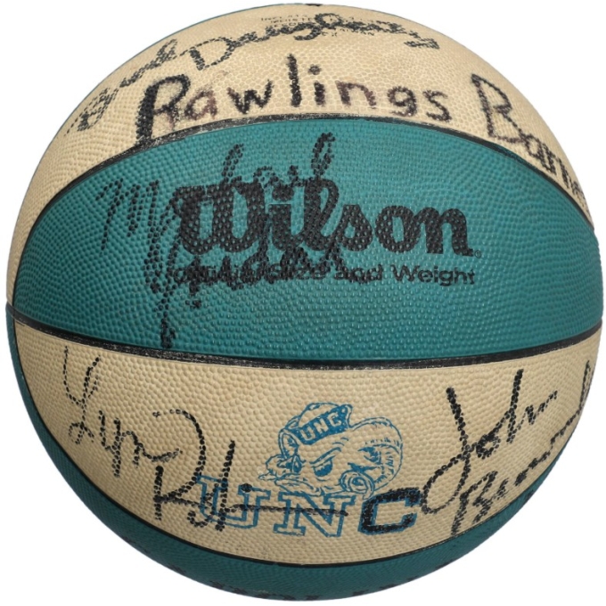 Lendas do Basquetebol - 14 Autógrafos - Time da Carolina do Norte "1982–83 TAR HEELS" - Incluindo o Jovem Michael Jordan.