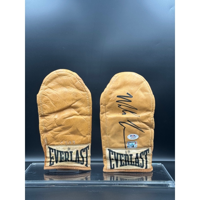 Luva Vintage da lendária marca Everlast - Autografada Por Mike Tyson.