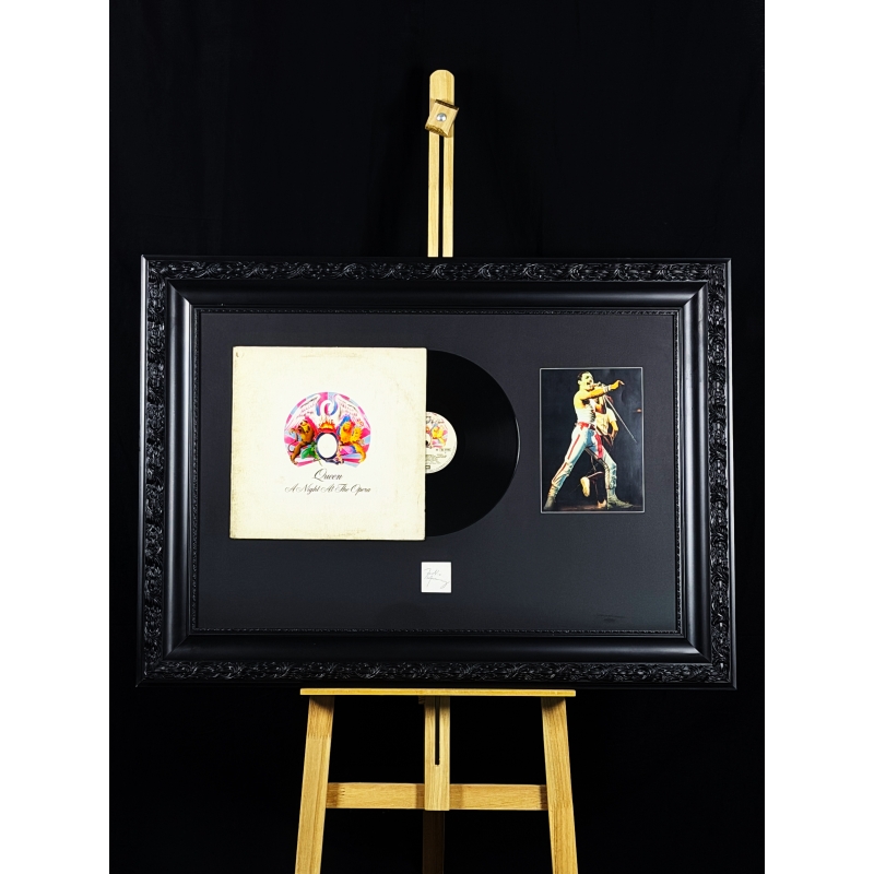 FREDDIE MERCURY AUTÓGRAFO E VINIL EMOLDURADO "QUEEN A NIGHT AT THE OPERA (1975)