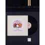 FREDDIE MERCURY AUTÓGRAFO E VINIL EMOLDURADO "QUEEN A NIGHT AT THE OPERA (1975)
