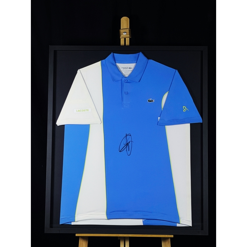 NOVAK DJOKOVIC AUTÓGRAFO - CAMISA LACOSTE AZUL E BRANCA - ENQUADRADA