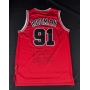 Camiseta de Basquetebol da Lendária equipe Chicago Bulls, autografada por Dennis Rodman.