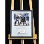 GENE SIMMONS E TOMMY THAYER AUTÓGRAFOS - FOTO EMOLDURADA "KISS ROCKING!"