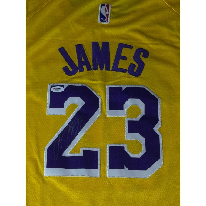 Camiseta de Basquetebol da Lendária equipe do Lakers, autografada por Lebron James.