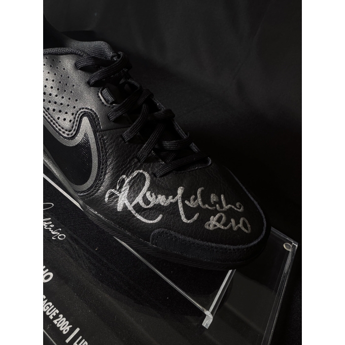 Chuteira autografada por Ronaldinho Gaúcho.