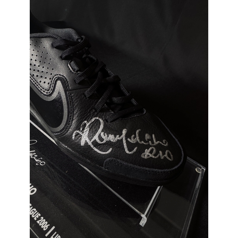 Chuteira autografada por Ronaldinho Gaúcho.