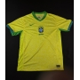 Camiseta Amarela da Seleção Brasileira autografada por Vini Júnior.