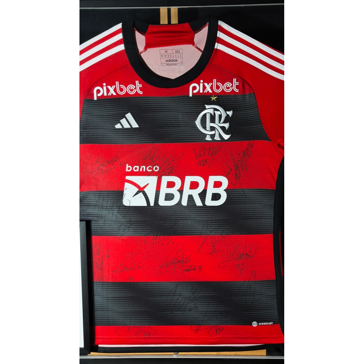 CAMISA FLAMENGO AUTOGRAFADA PELO ELENCO – BRASILEIRÃO 2023 |