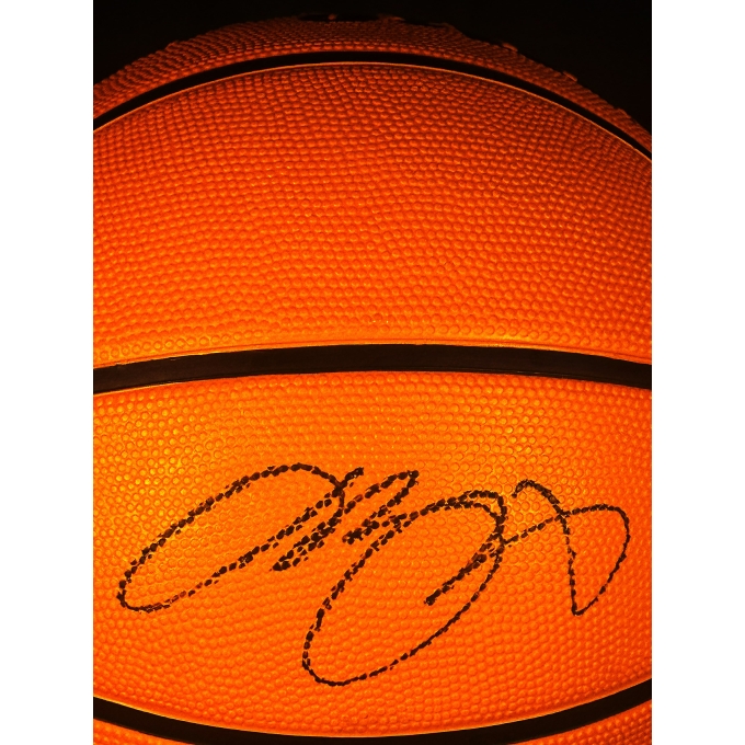 Bola de Basquetebol autografada por Lebron James.