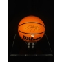 Bola de Basquetebol autografada por Lebron James.