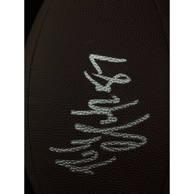 Bola de Futebol americano autografada por Rob Gronkowski.