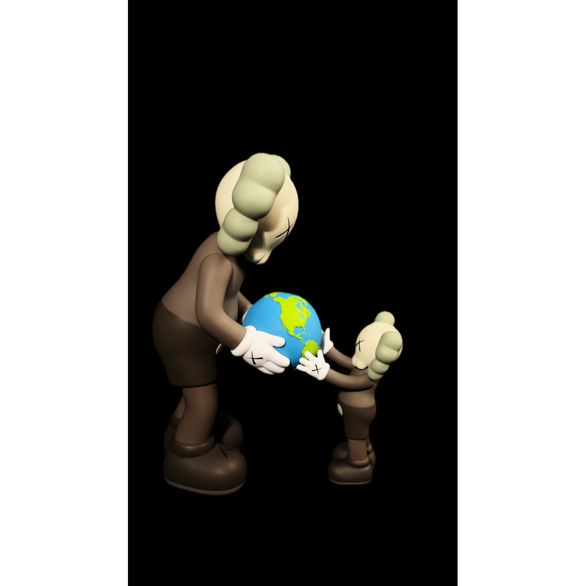 KAWS THE PROMISE – FIGURA COLECIONÁVEL BROWN