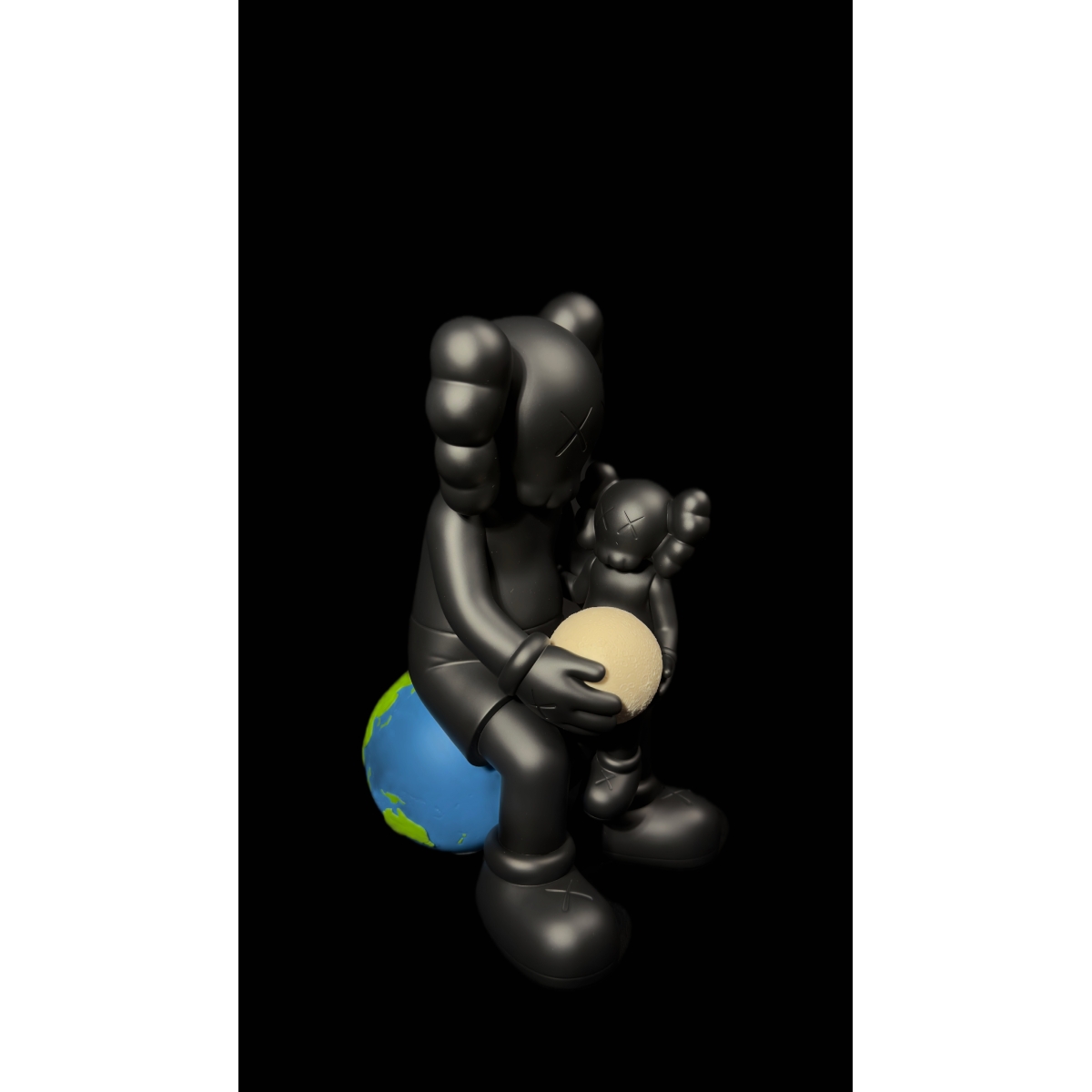 KAWS HOLIDAY THAILAND BLACK – FIGURA COLECIONÁVEL