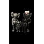 KAWS FAMILY BLACK – FIGURA COLECIONÁVEL