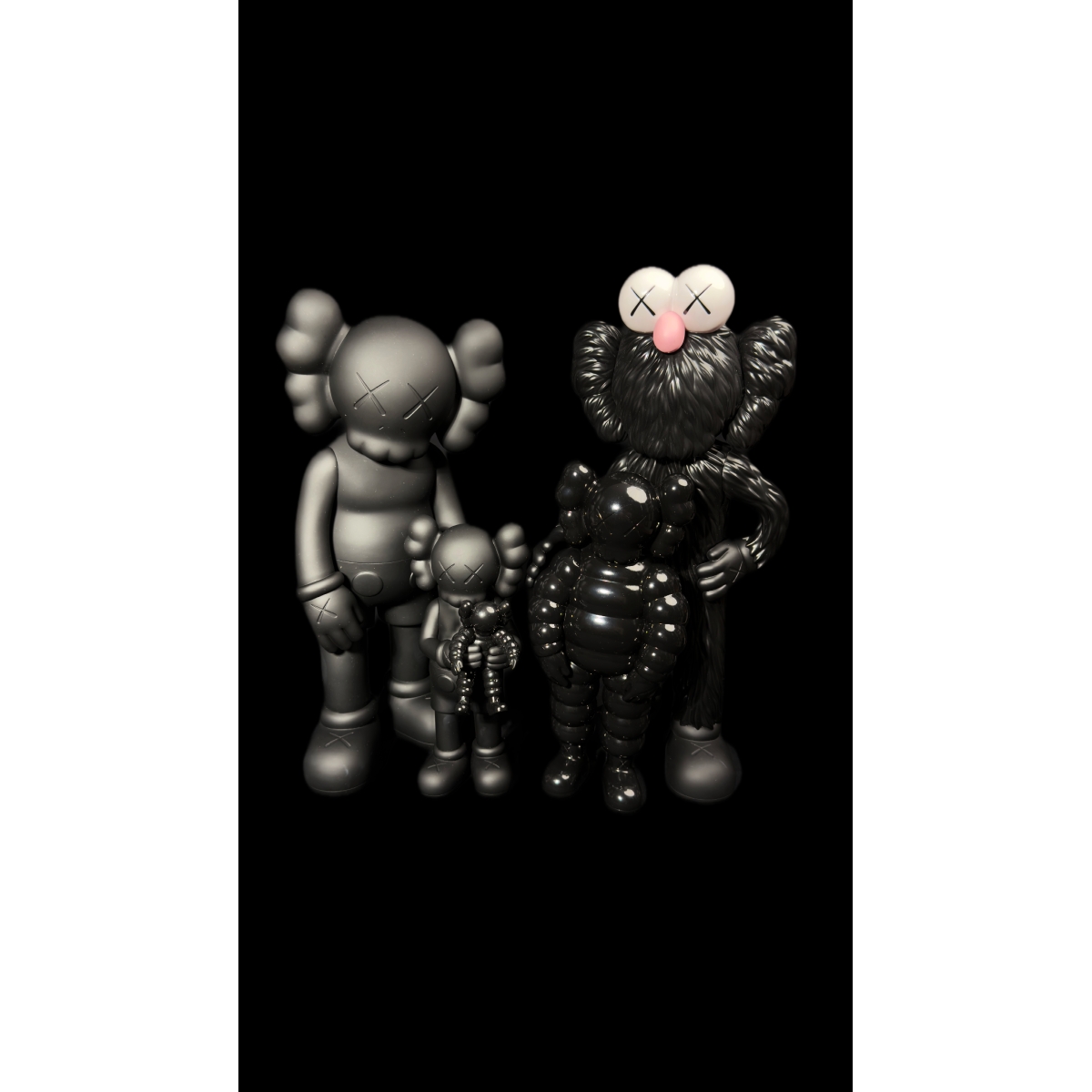 KAWS FAMILY BLACK – FIGURA COLECIONÁVEL