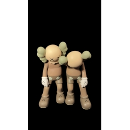 KAWS ALONG THE WAY BROWN – FIGURA COLECIONÁVEL