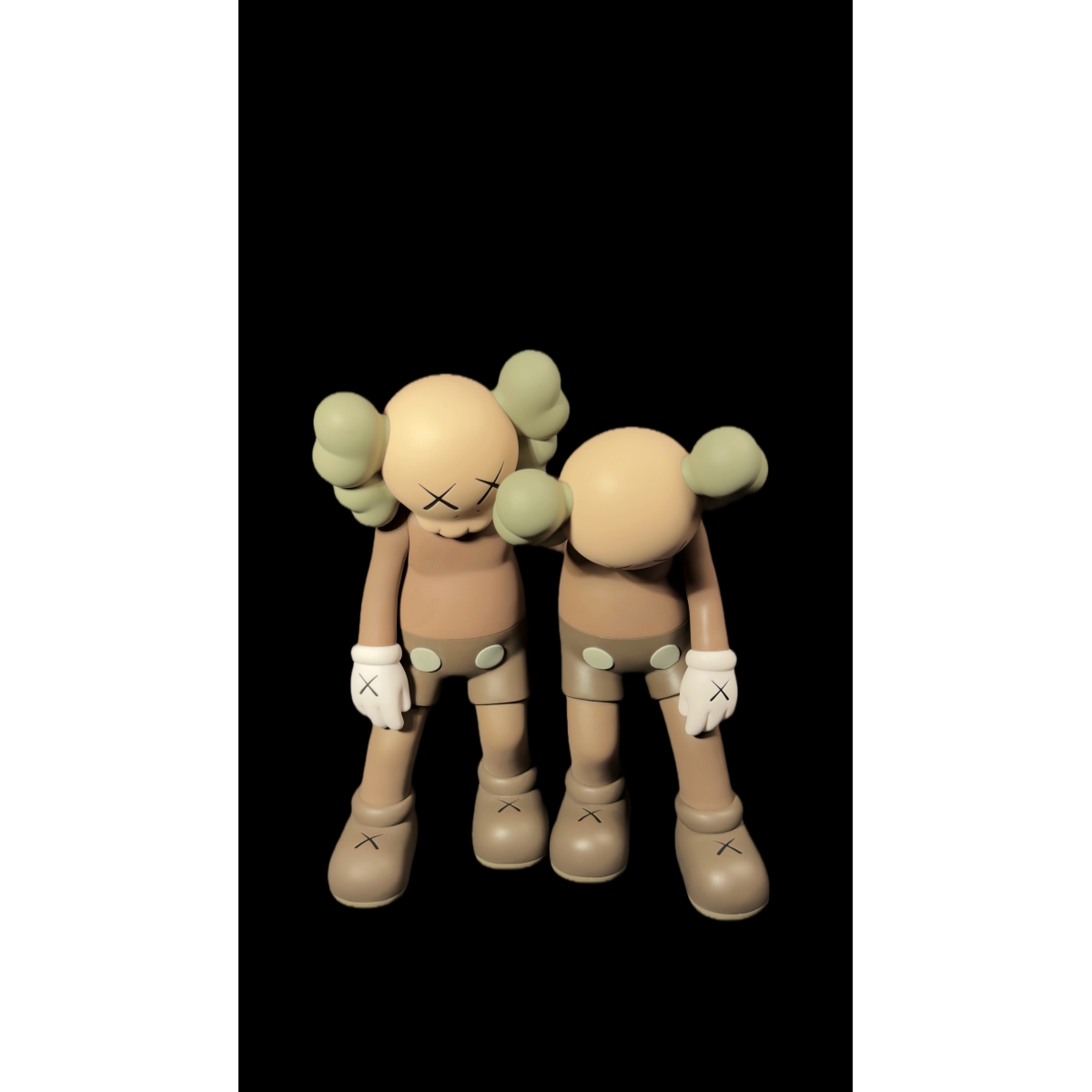 KAWS ALONG THE WAY BROWN – FIGURA COLECIONÁVEL