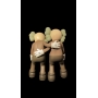 KAWS ALONG THE WAY BROWN – FIGURA COLECIONÁVEL