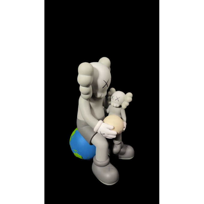 KAWS HOLIDAY THAILAND GREY – FIGURA COLECIONÁVEL