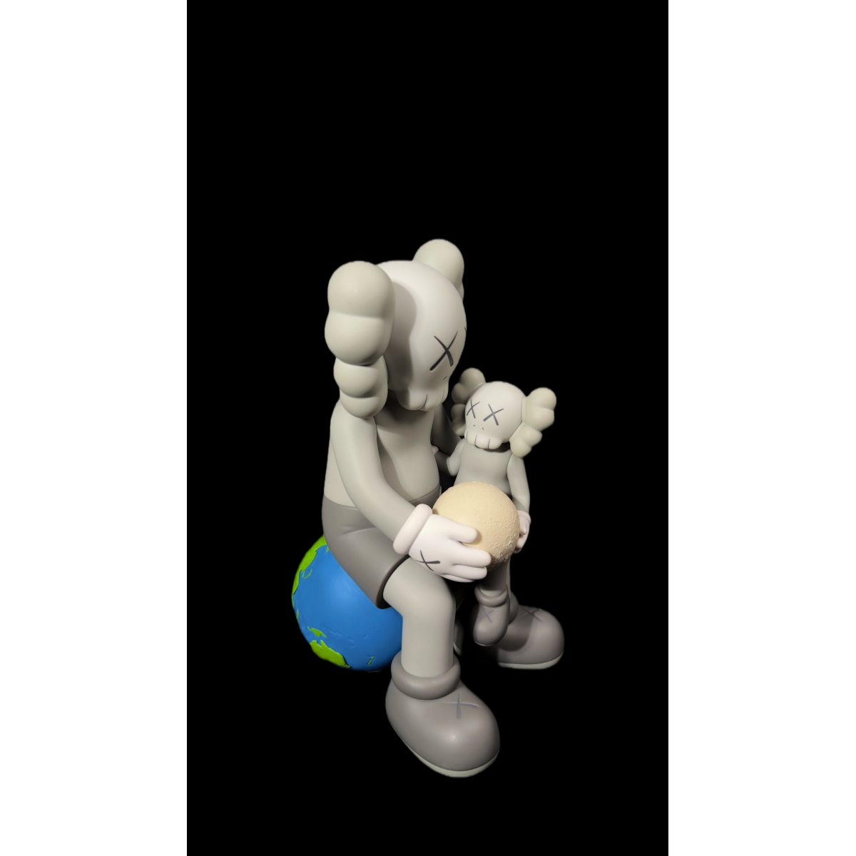 KAWS HOLIDAY THAILAND GREY – FIGURA COLECIONÁVEL