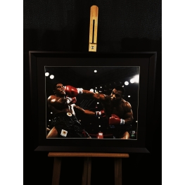 Mike Tyson Autógrafo em foto emoldurada - Tyson versus Trevor Berbick.