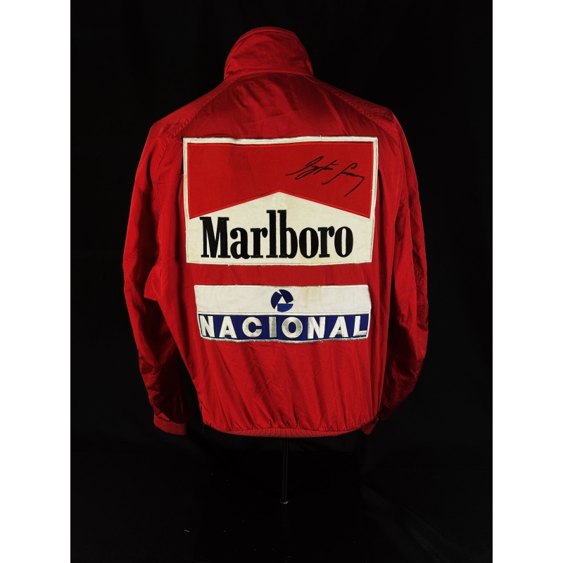 Ayrton Senna Autógrafo em Jaqueta Vermelha Marlboro/Nacional.
