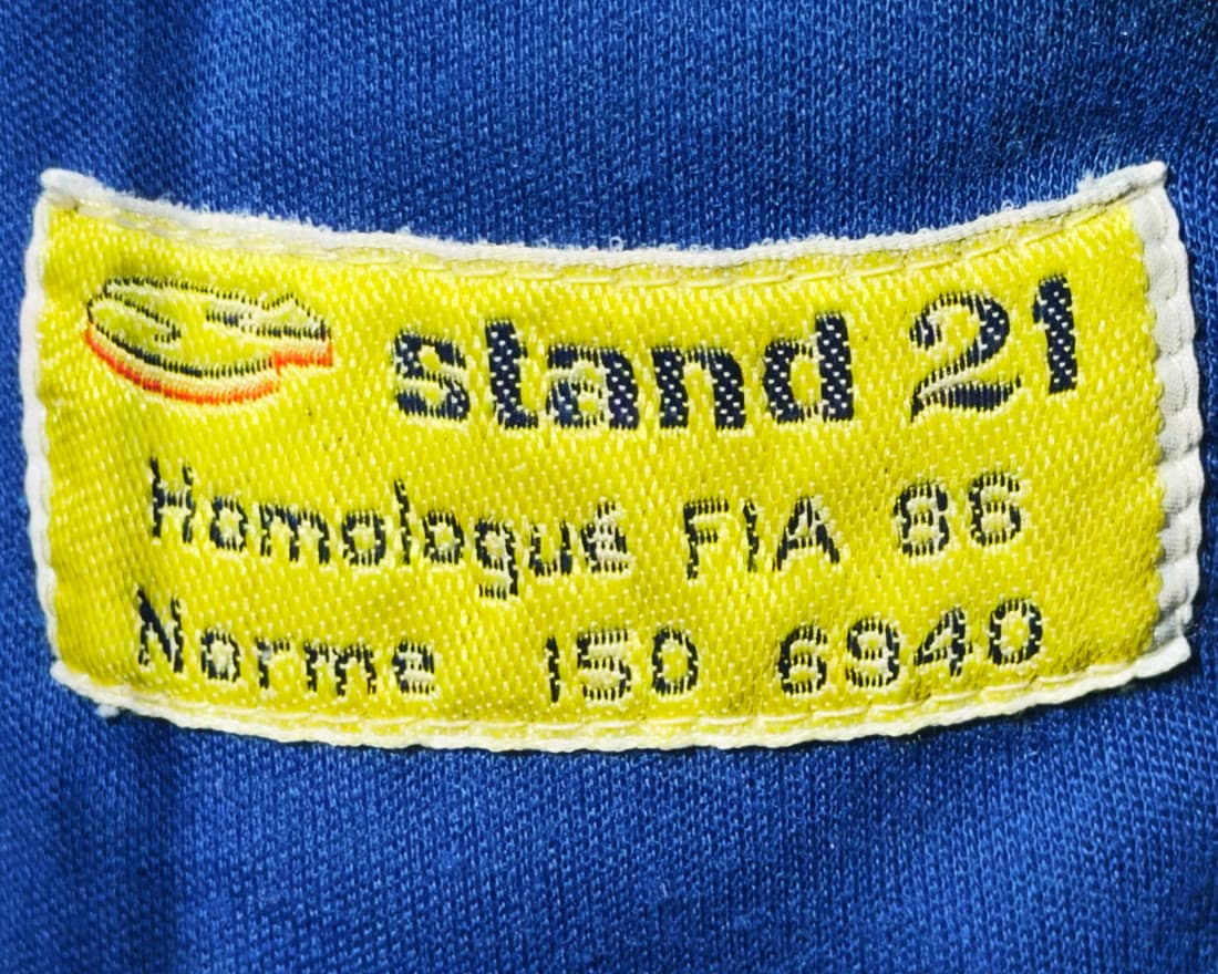 Etiqueta Stand 21 costurada na luva, com homologação FIA 86 e norma 150 6940