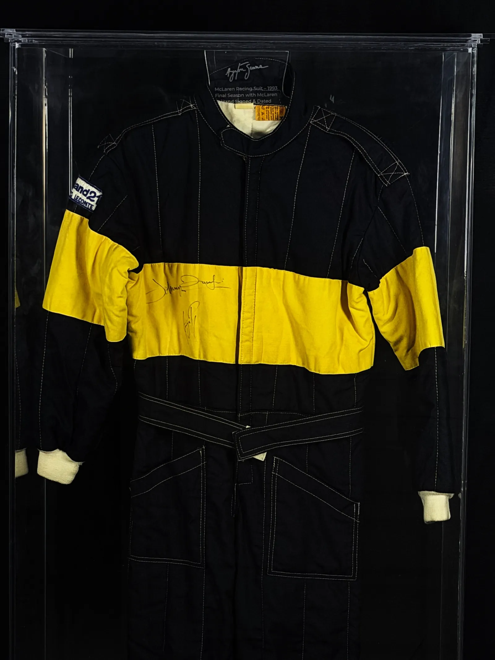 Ayrton Senna e Johnny Dumfries autógrafos – macacão de teste, Ayrton Senna e Johnny Dumfries