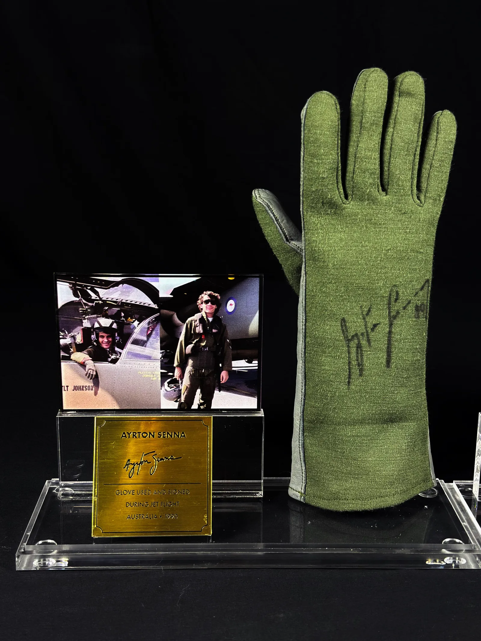 Ayrton Senna autógrafo – luva utilizada no voo com caça da RAAF, Australia 1990, Ayrton Senna