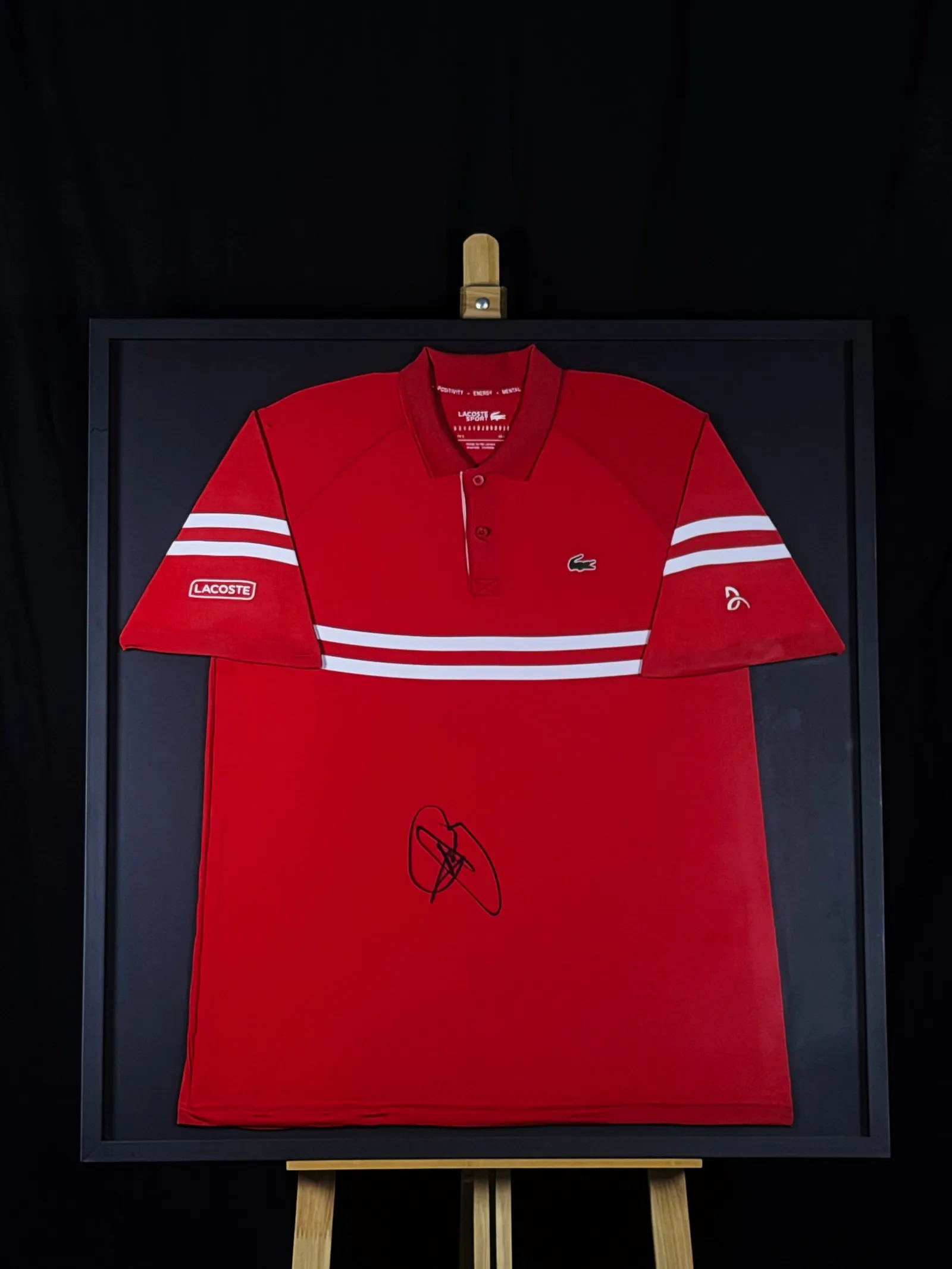 Novak Djokovic autógrafo – camisa Lacoste vermelha, emoldurada, Novak Djokovic
