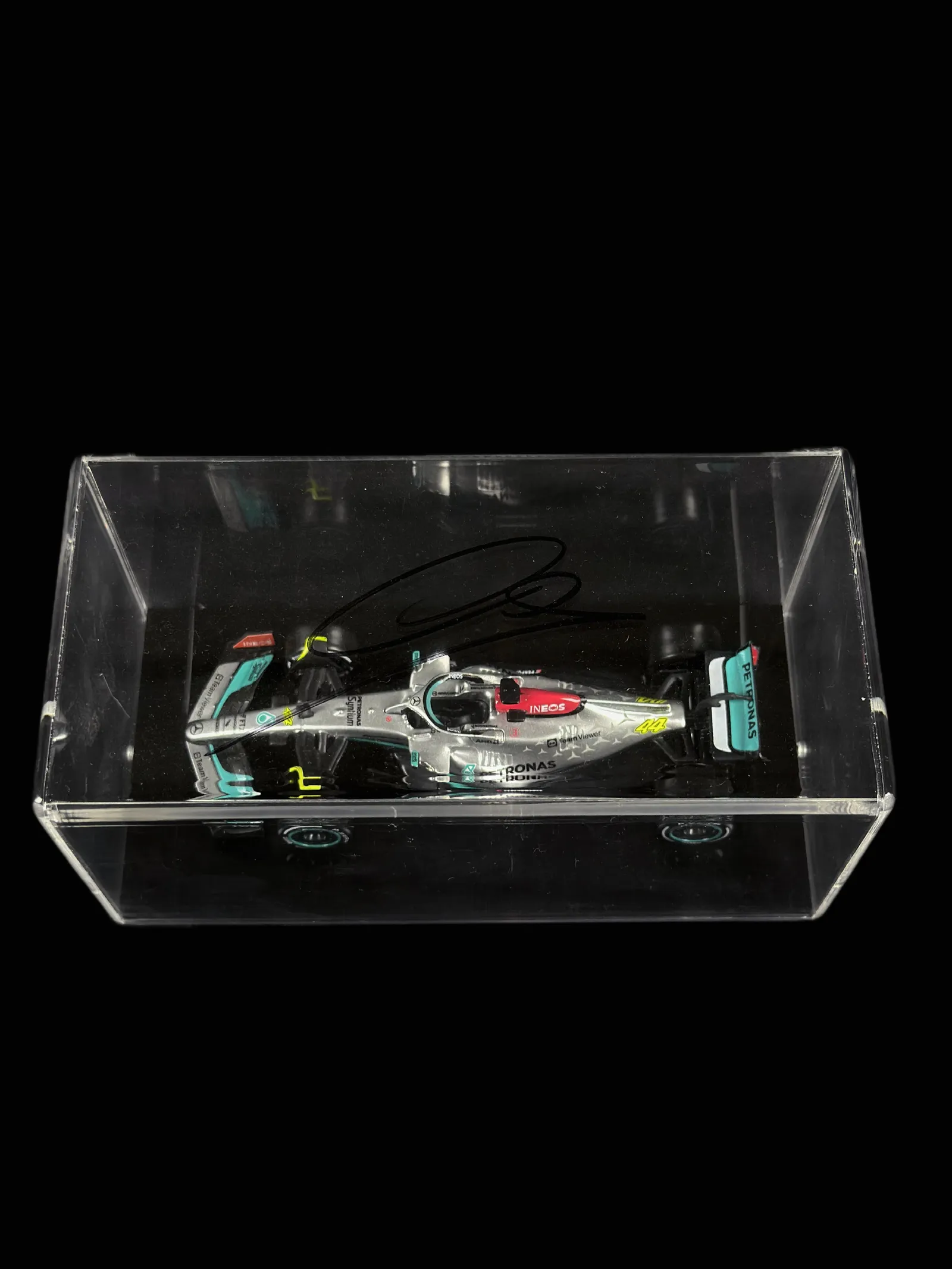 Lewis Hamilton autógrafo – acrílico com miniatura Mercedes, Lewis Hamilton
