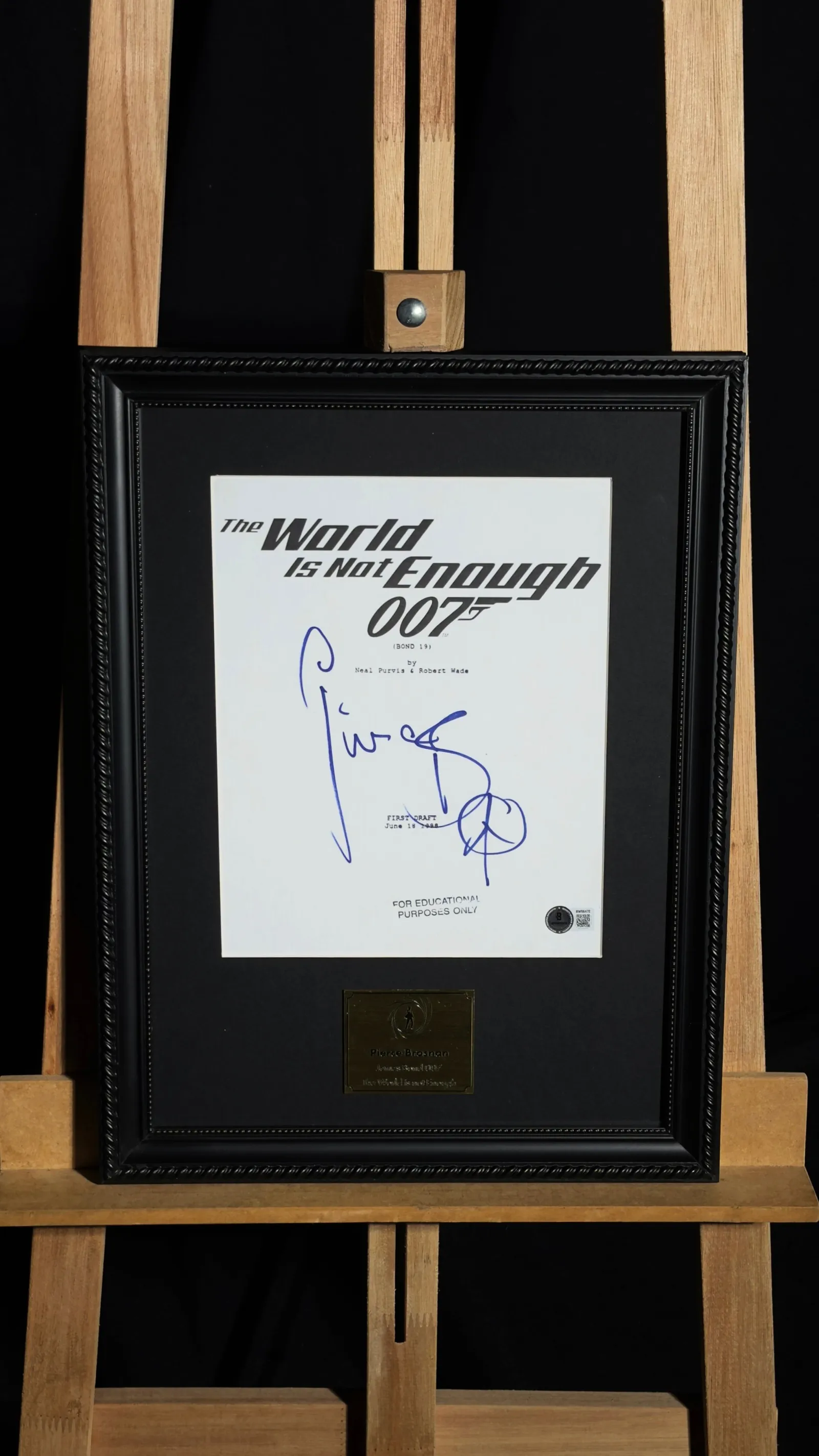 Pierce Brosnan autógrafo – capa de roteiro de 007 The World Is Not Enough, Pierce Brosnan