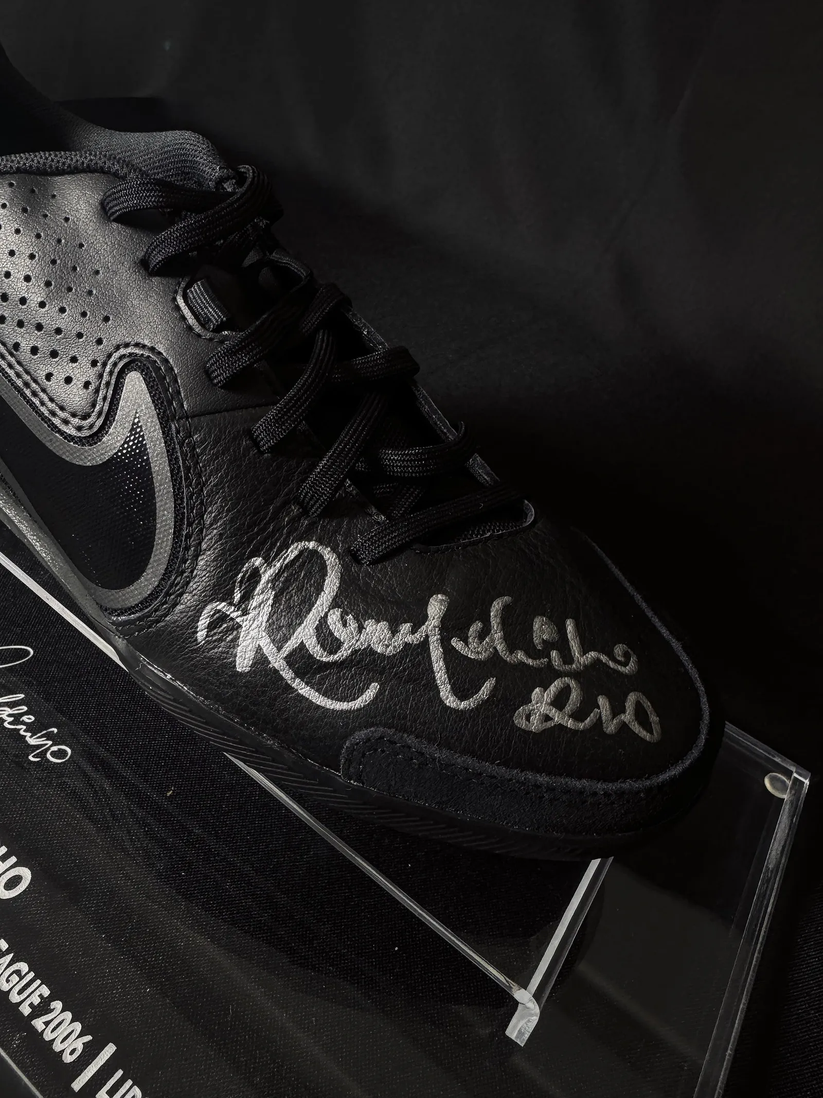 Ronaldinho Gaúcho, "O Bruxo" autógrafo – chuteira, Ronaldinho Gaúcho