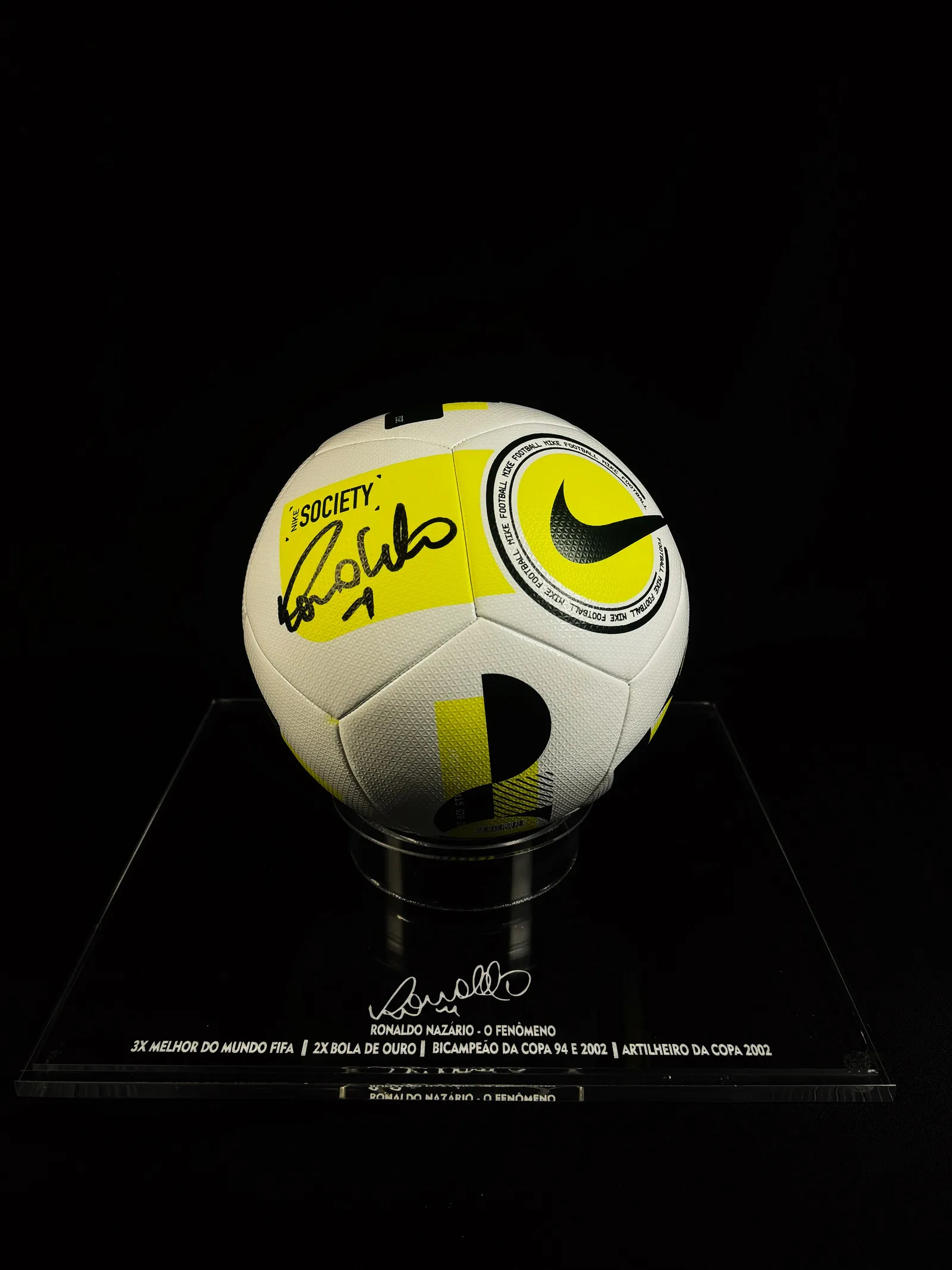 Bola de futebol autografada por Ronaldo Nazário – "O Fenômeno", Ronaldo Fenômeno