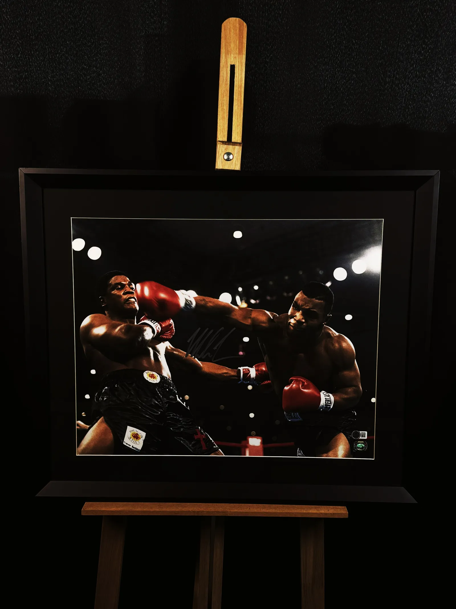 Mike Tyson autógrafo em foto emoldurada – Tyson versus Trevor Berbick, Mike Tyson