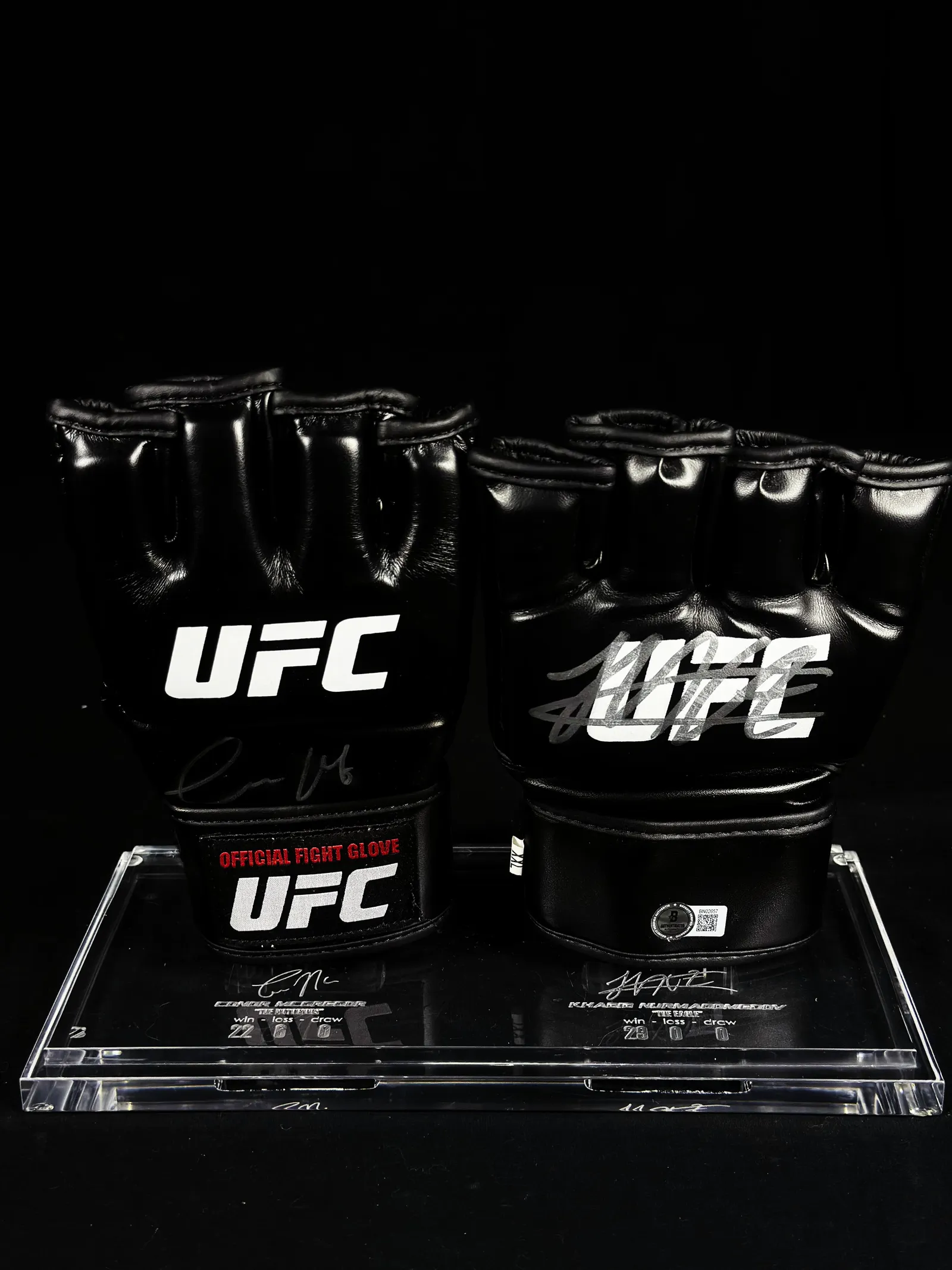 Conor McGregor & Khabib Nurmagomedov autógrafos – luvas UFC, Conor McGregor e Khabib Nurmagomedov
