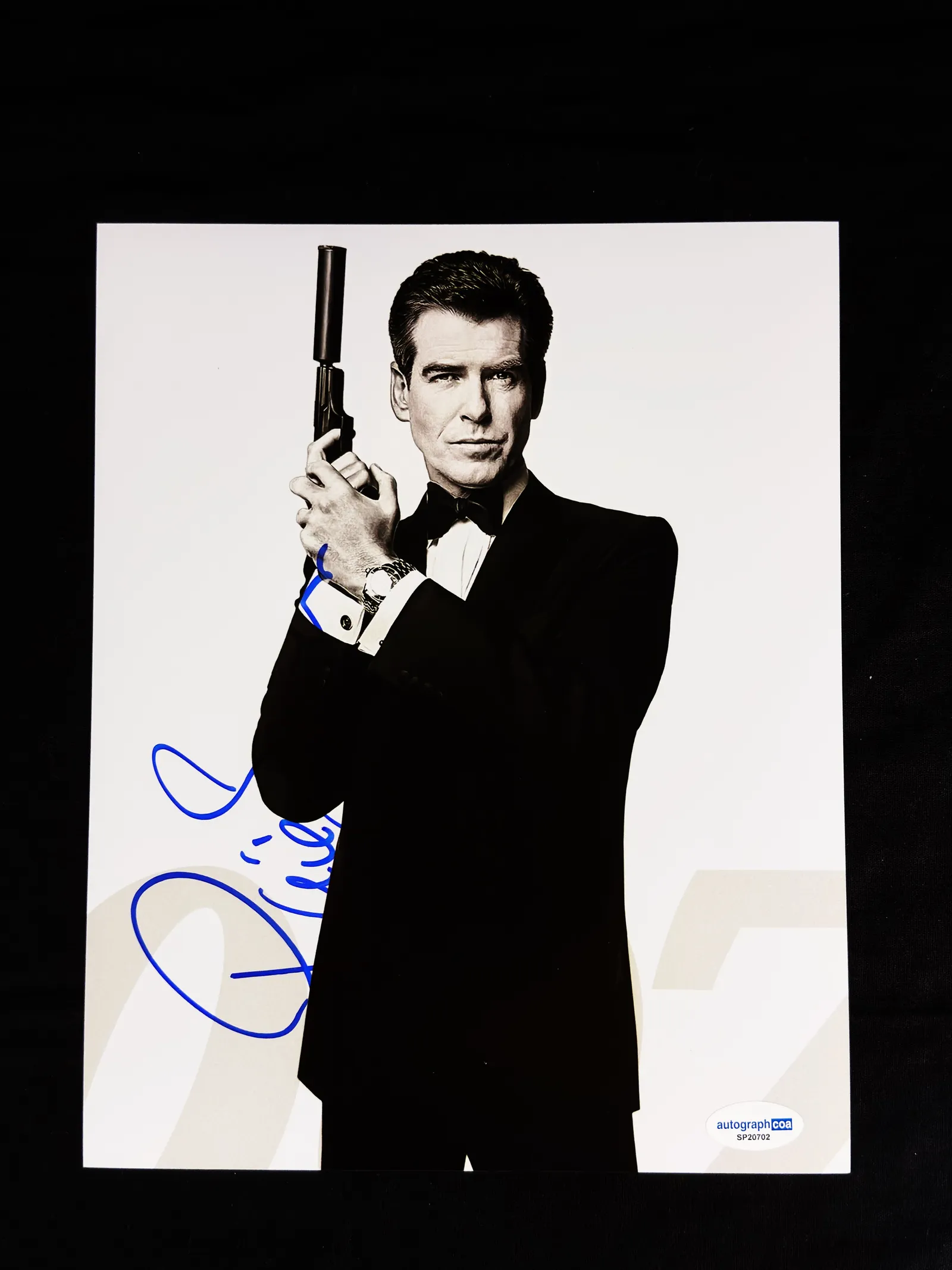 Pierce Brosnan autógrafo – foto icônica 007, Pierce Brosnan