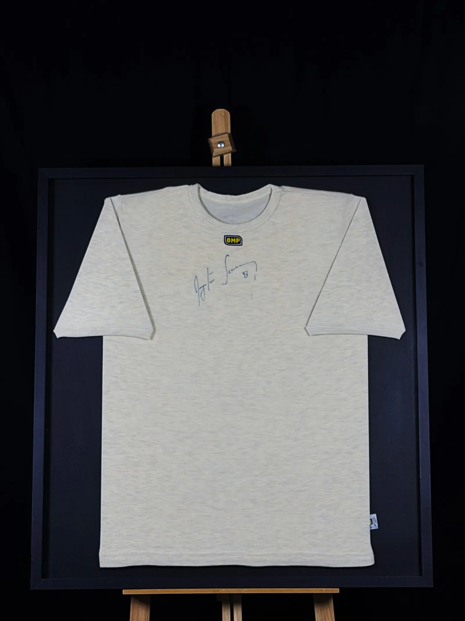 Ayrton Senna autógrafo – camiseta OMP, Ayrton Senna