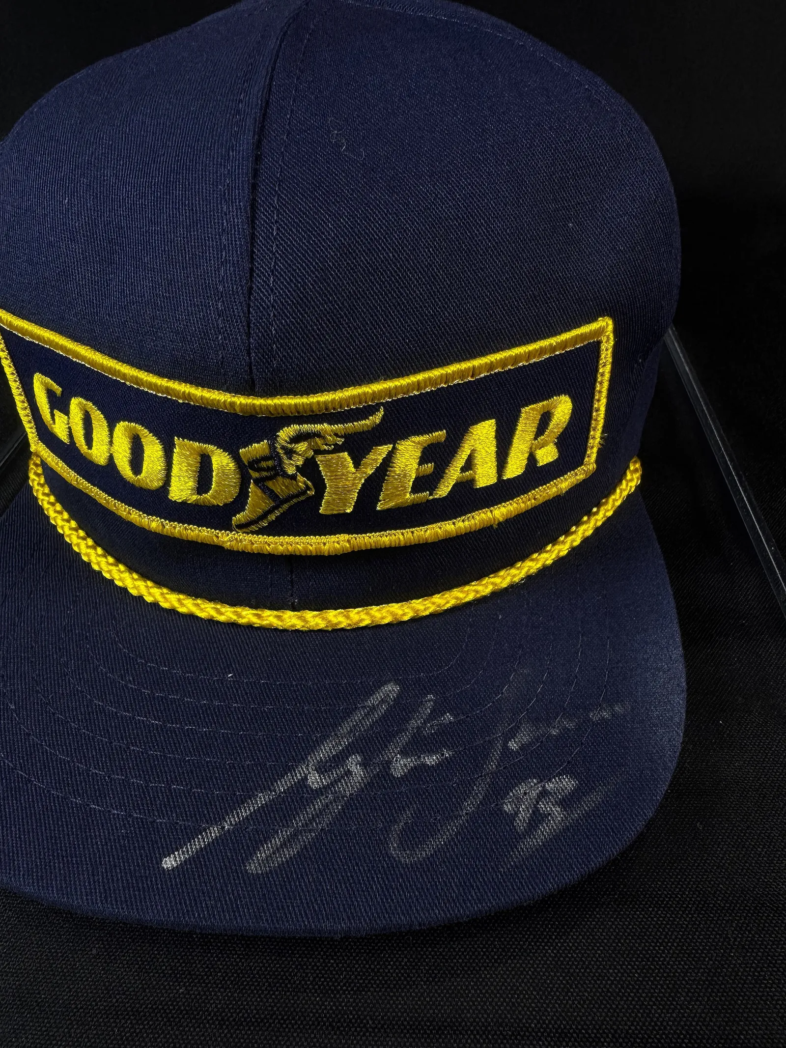 Ayrton Senna – boné Goodyear de pódio autografado em 1993, Ayrton Senna