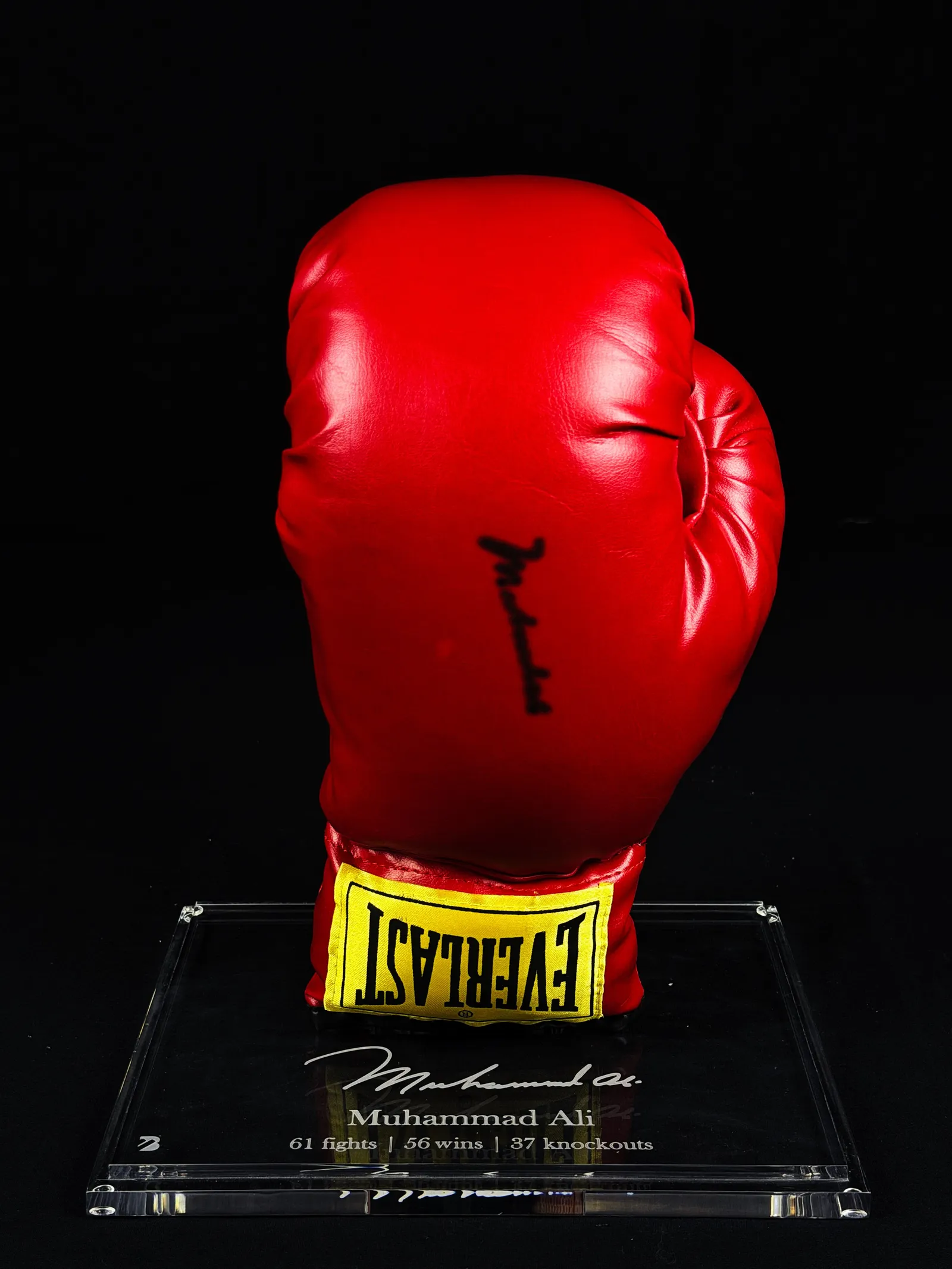 O maior de todos – Muhammad Ali, luva assinada, Muhammad Ali