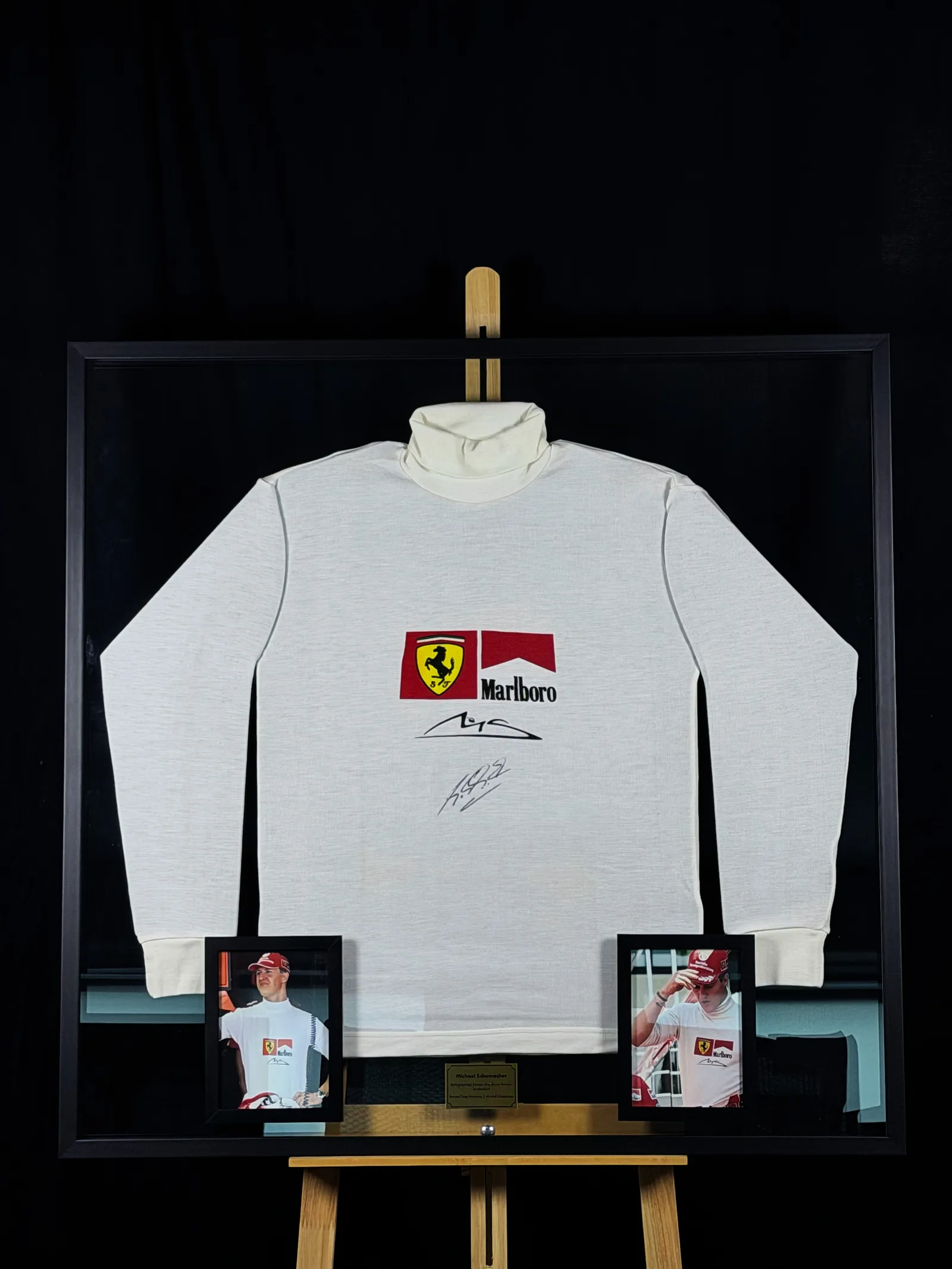 Michael Schumacher autógrafo – Undershirt Ferrari, emoldurada, Michael Schumacher