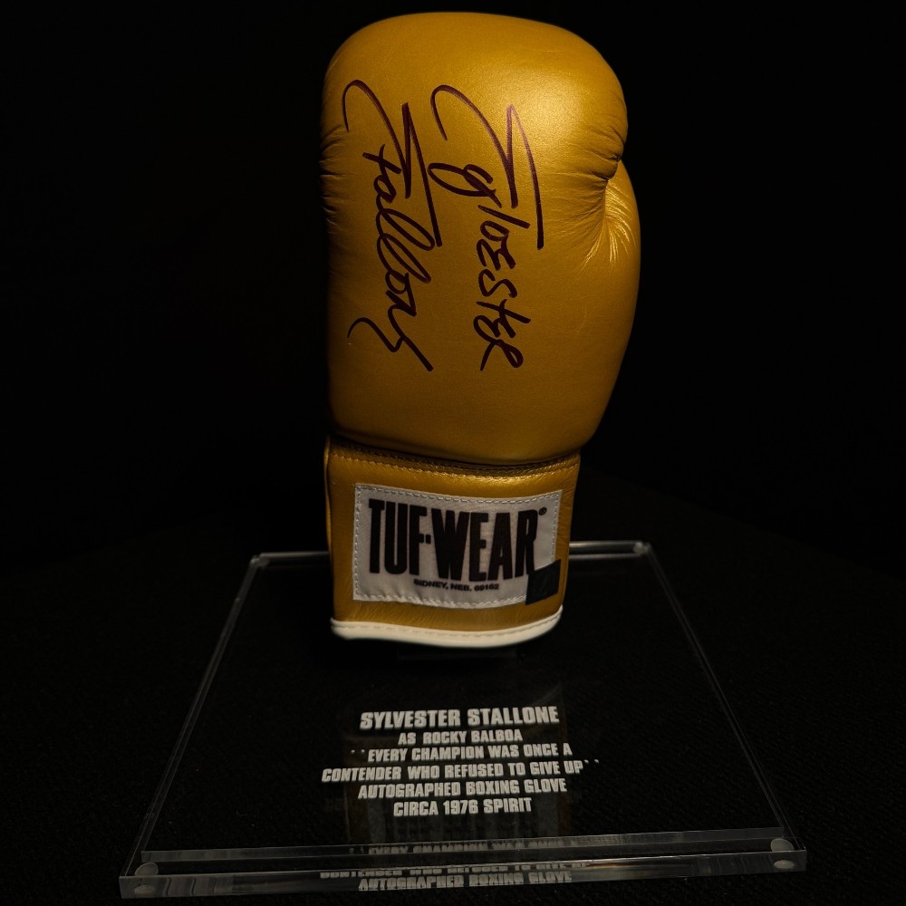 Sylvester Stallone – luva da lendária marca Tuf Wear dourada autografada, Sylvester Stallone