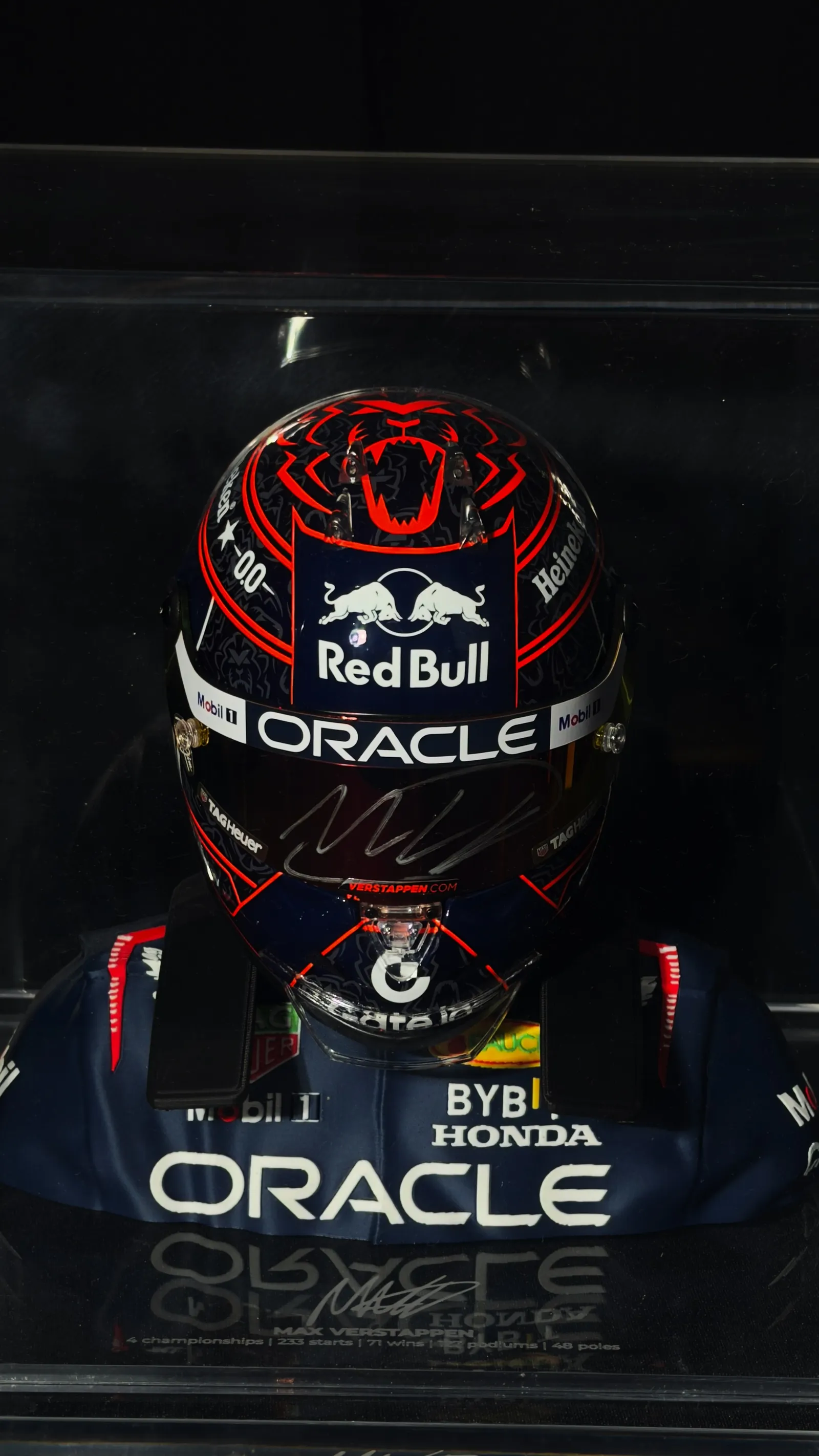 Max Verstappen autógrafo – mini capacete Red Bull Racing, Max Verstappen